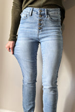 Load image into Gallery viewer, Light Wash Button Fly Judy Blue Jeans